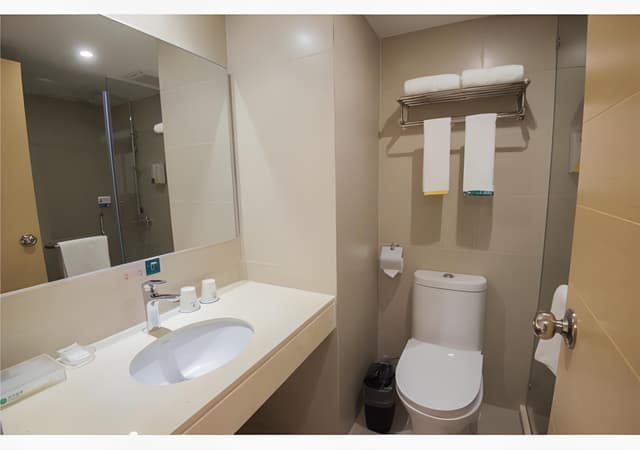 Stand Queen Room