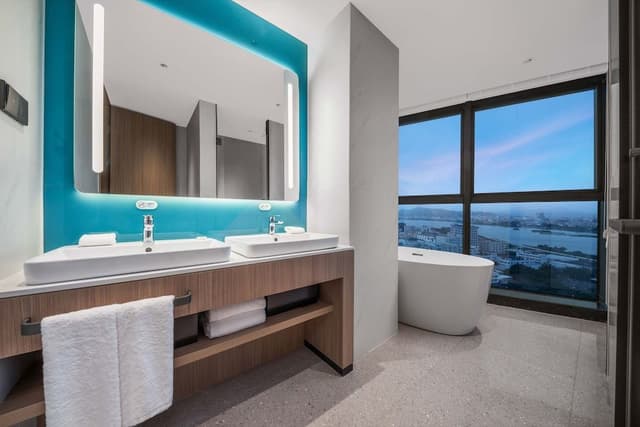 1 King Bedroom Suite River View with Bath