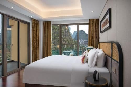 1 King Bed, Lake View Suite, Non-Smoking
