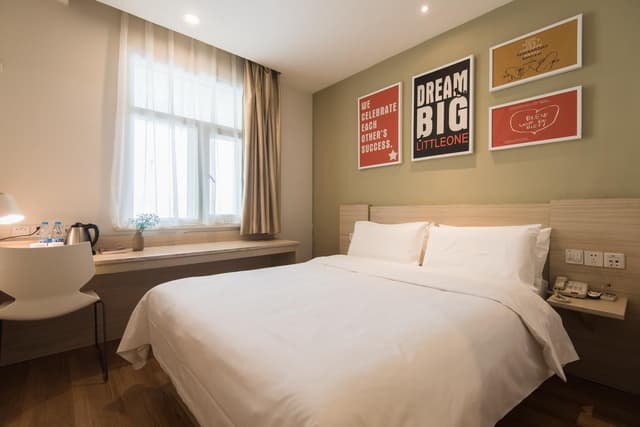 Huazhu - Room With Bed