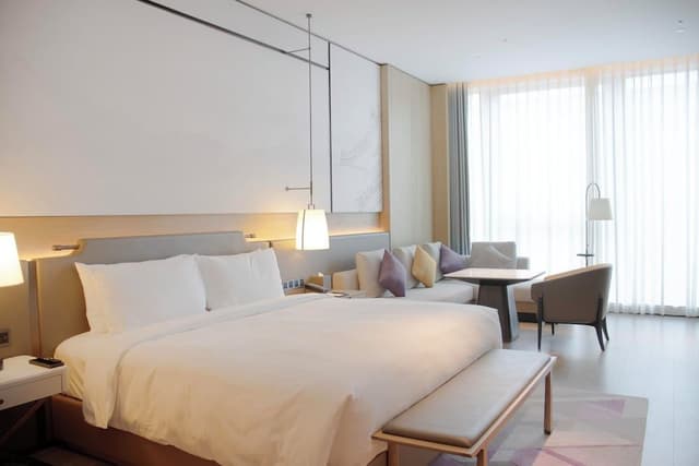 Premier Room, 1 King Bed, City View