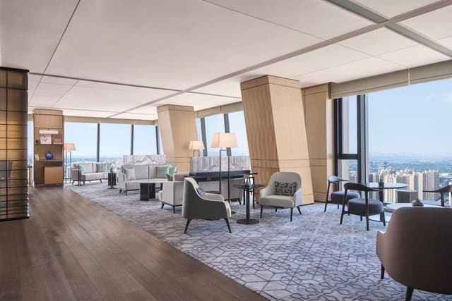 Executive Suite, 1 King Bed, City View
