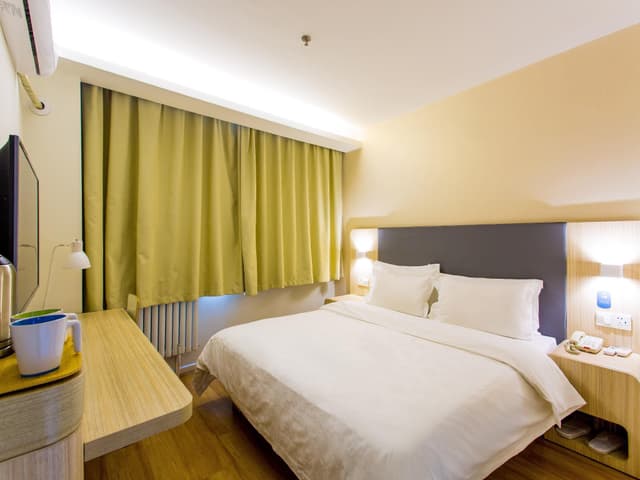 Hotel Queen Room