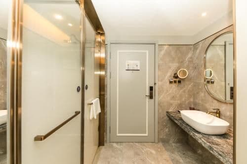SUPERIOR ROOM, One King-size Bed