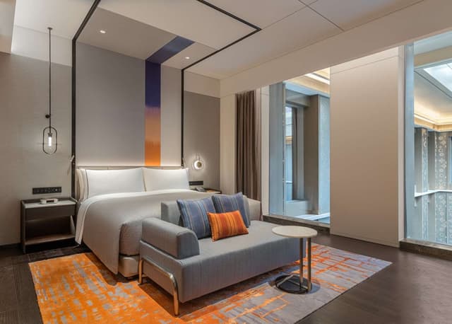 KING BREEZY GUEST ROOM