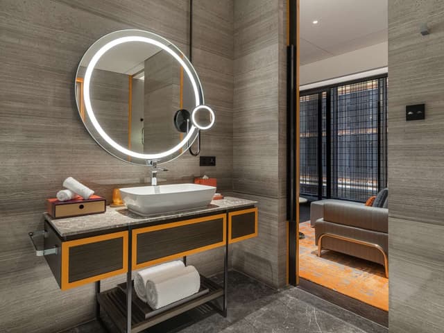 KING BREEZY DELUXE ROOM
