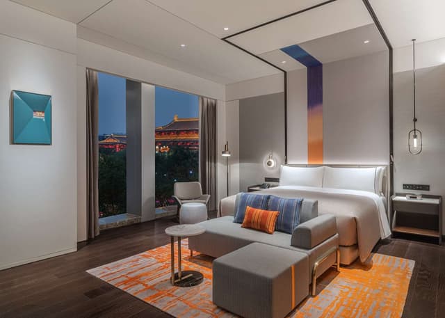 KING BREEZY DELUXE ROOM
