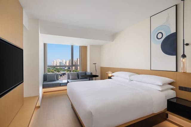 Executive Room, 1 King Bed, City View