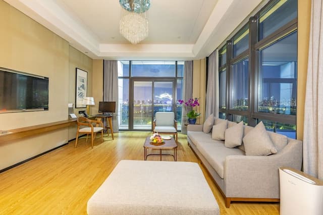 Suite, Lake View