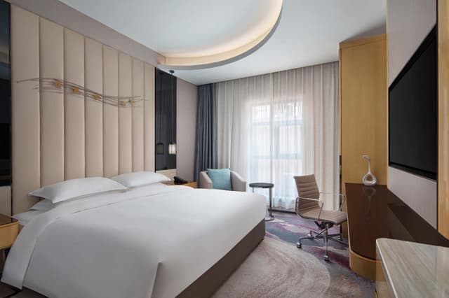 Superior, Guest Room, 1 King, City View