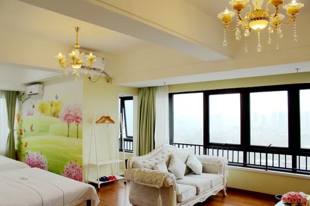 Theme Queen Room