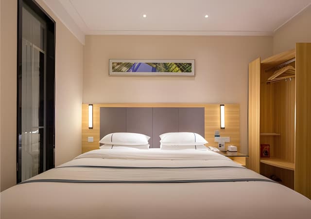 Stand Queen Room