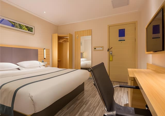 Stand Queen Room