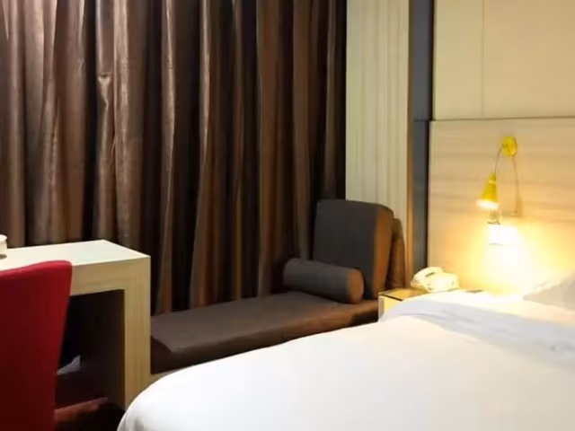 Business Queen Room