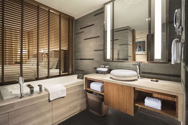 Room, 1 King Bed, Bathtub, Bay View (River/Mountain View, Hot Tub)