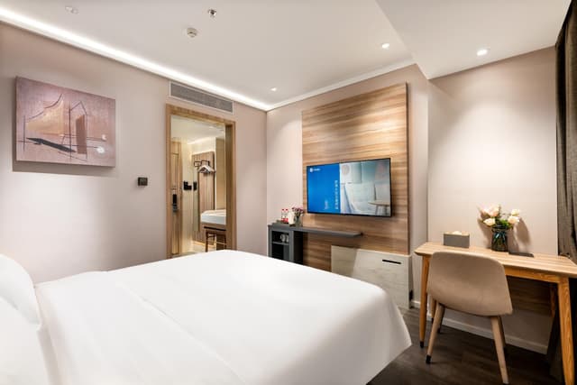 Huazhu - Room With Bed