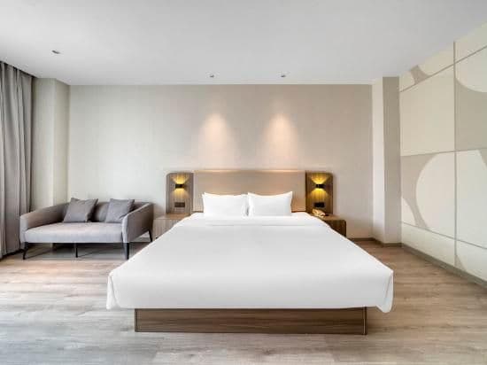 Business Queen Room