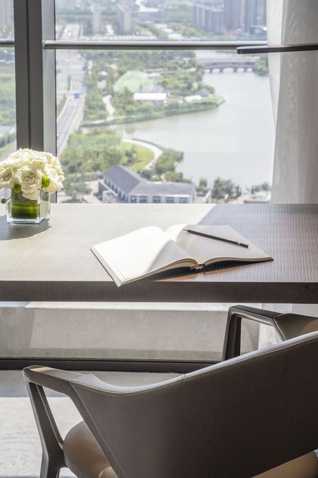 Premium Room, 1 King Bed, Club Lounge Access, Lake View (Executive, High Floor)