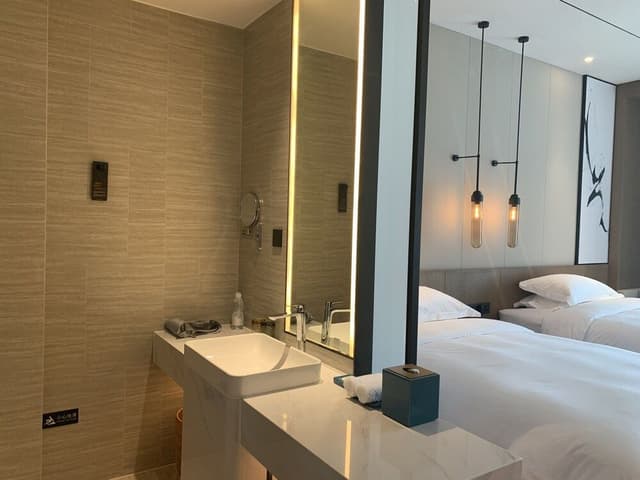 Room, 1 King Bed, Balcony, Courtyard View