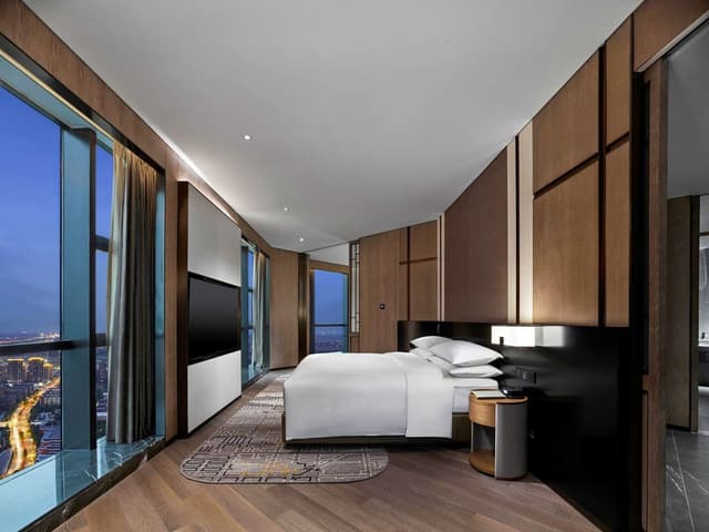 KING EXECUTIVE SUITE