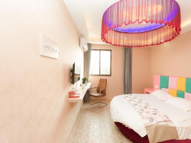 Feature Queen Room