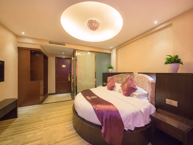Round Bed Room