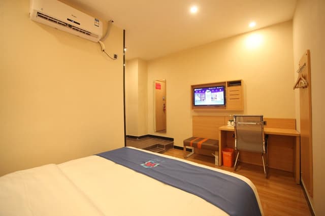 Business Queen Room