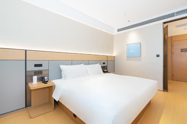 Huazhu - Room With Bed