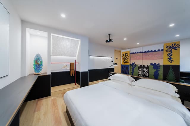 Deluxe Plus Queen Room