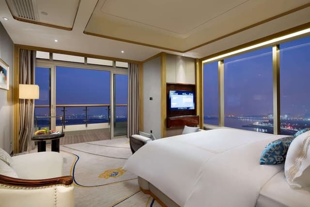 Executive Suite, 1 King Bed, Non Smoking
