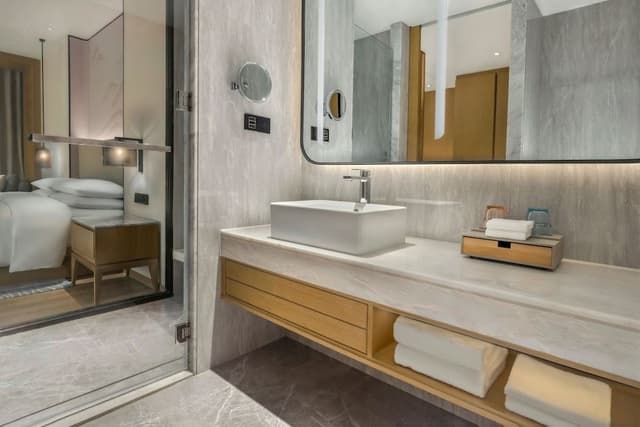 Deluxe Room, 1 King Bed, City View