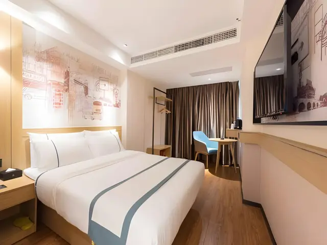 Stand Queen Room