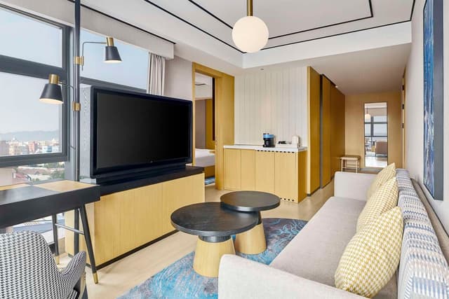KING DELUXE SUITE