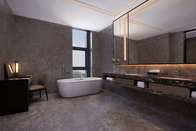 Executive Suite, 1 King Bed, City View