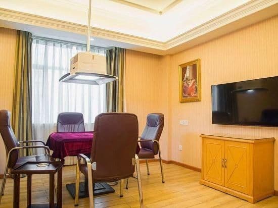 Vienna - Functional Chess Suite Room
