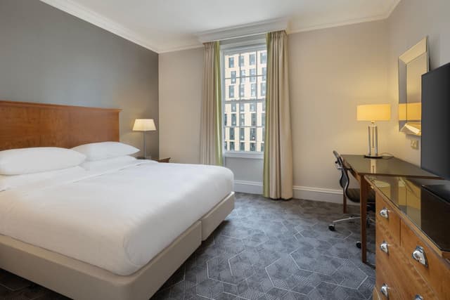 1 Bedroom Suite, 1 King, Sofa bed, Wi-Fi, Corner room