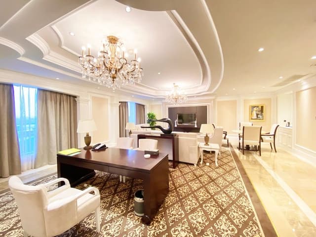 Suite, 1 King Bed (Living, Dining, Meeting)