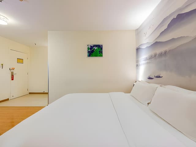 Guestroom (Queen bed)