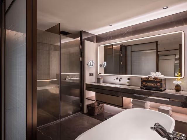 Deluxe Executive Room, One King-size Bed, City View, High Floor