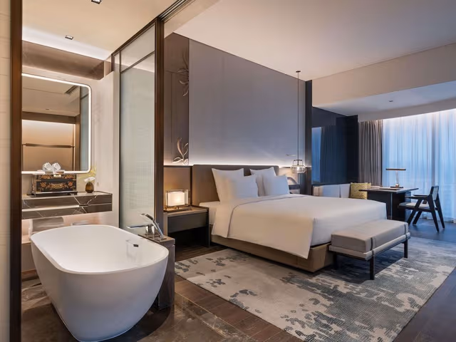 Deluxe Room, 1 King Bed, City View