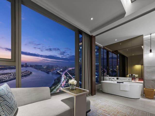 1 King Classic River View High Floor Lounge Access