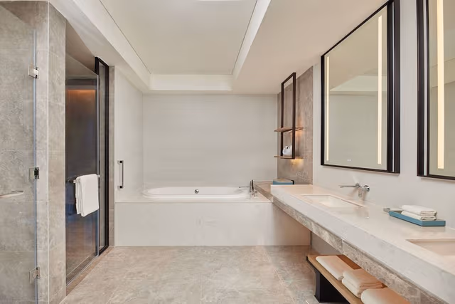 Executive Suite, 1 King Bed, City View