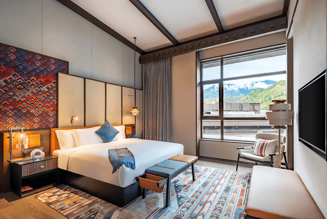 1 Bedroom Suite Dining Meeting