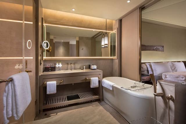 KING GUEST ROOM