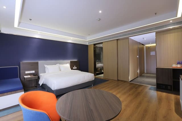 Standard Room, 1 King Bed, Bathtub