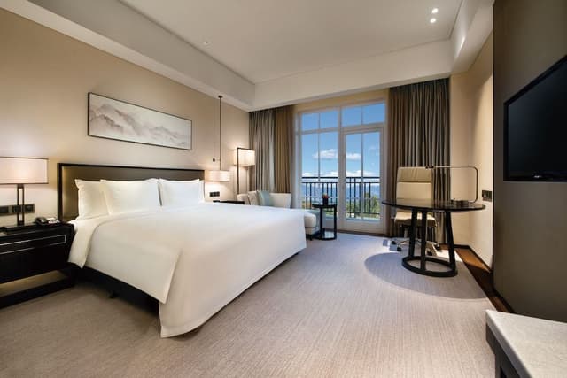 Standard Room, 1 King Bed, Balcony