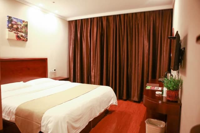 Hotel Queen Room