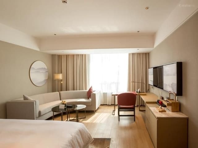 Queen Deluxe Room