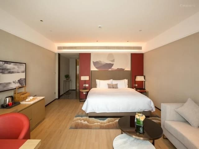 Queen Deluxe Room