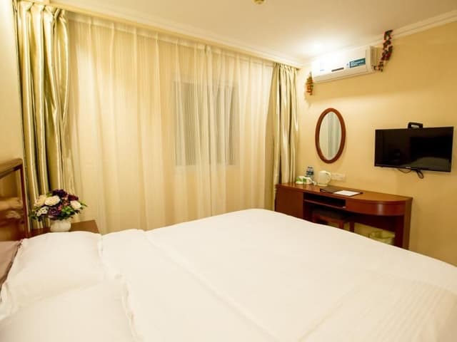 GTR - 1 Bed Guest Room with Aisle window